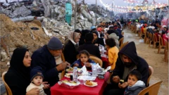عائلة فلسطينية تتناول الإفطار في أول أيام شهر رمضان 