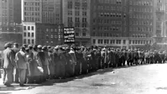 Fila de desempregados em Nova York (EUA), na primeira metade do século 20