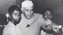 ছয়ই ডিসেম্বর, ১৯৫৯। ভারতের প্রধানমন্ত্রী জওহরলাল নেহরু আদিবাসী কিশোরী বুধনি মেঝানকে দিয়ে উদ্বোধন করাচ্ছেন পাঞ্চেত জলবিদ্যুৎ কেন্দ্রের