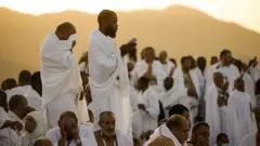 من كل جنس ولون تجمع المسلمون على صعيد عرفات للدعاء والاستغفار بقلوب خاشعة وعيون باكية