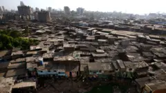धारावी की झुग्गियों को हटाकर नया टाउनशिप बनाने की महत्वाकांक्षी परियोजना पर काम चल रहा है