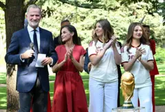 El rey Felipe VI de España conversa con la selección española junto a la princesa heredera Leonor, la reina Letizia y la infanta Sofía, durante la visita del equipo al Palacio de la Zarzuela previa al desfile del trofeo de la Copa Mundial de la FIFA 2026, el 20 de julio de 2026 en Madrid, España.