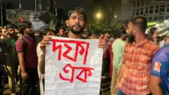 সন্ধ্যায় শাহবাগে অবস্থান করে আন্দোলনকারীদের একাংশ