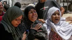 Abagore barimo kurira muri Gaza