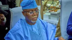 Gomina Lucky Aiyedatiwa wọ agbada olomi buluu ati fila