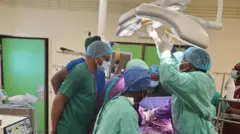 Une équipe de médecins de l'hopital de général de Yaoundé