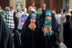 Hablo muslimiin ah oo duceysanaya