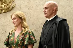 O ministro do Supremo Tribunal Federal Alexandre de Moraes e sua esposa, Viviane Barci de Moraes. Ele veste toga preta e ela um vestido verde florido