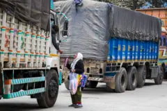 दाउन्ने क्षेत्रमा सडक अवरुद्ध भएपछि राजमार्गमा फसेको एउटा ट्रकका चालकलाई चिया बेच्दै एक महिला