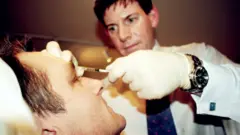 طبيب يحقن رجلاً بالبوتوكس