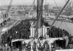 Des tirailleurs sénégalais attendent leur départ pour Dakar à bord du SS Pasteur, un navire de transport de troupes, à turbine à vapeur, en avril 1946 dans le port de Marseille.