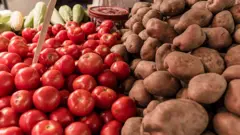 Pazarda domates ve patatesler 