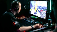 Киберспортсмен за компьютером играет в «Мир танков»