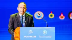 සුගත් රත්නායක චීනයේ යුන්නාන් විශ්වවිද්‍යාලයේ සිංහල අධ්‍යයන අංශයේ කථිකාචාර්යවරයෙකු ලෙස සේවය කර යි.