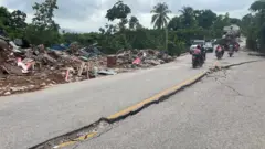 Марселиндин жолунда чоң жаракалар пайда болду