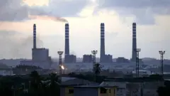 Загальний вигляд будівлі нафтопереробного заводу «Ель-Паліто» в сутінках, Пуерто-Кабельйо, Венесуела