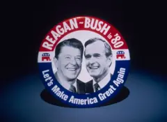 Um bottom usado na campanha presidencial de 1980 com os rostos de Reagan e de seu companheiro da vice-presidência, George HW Bush