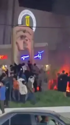 ඉරානයේ ස්මාරකයක් පෙරළා දමමින් ජනතාව සිය සතුට සමරන අයුරු