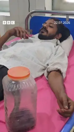 நாகப்பாம்புடன் மருத்துவமனை வந்த நபர்