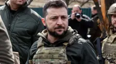 Ukrayna Devlet Başkanı Volodimir Zelenskiy kamuflaj içinde