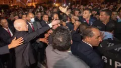 قیس سعید، رئیس‌جمهوری تونس، در جمع هوادارانش پس از رای‌گیری در همه‌پرسی