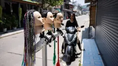  ကော်စမွေကျွန်းပေါ်က အလှပြင်ဆိုင်တစ်ခုရဲ့ ဆိုင်ရှေ့မျက်နှာစာမြင်ကွင်း