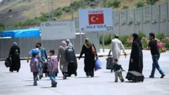 Cilvegözü Sınır Kapısı'ndan çıkış yapan bir grup Surliyeli mülteci. 