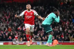 Arsenaal galchii 2-1'n Woolvis mo'ate