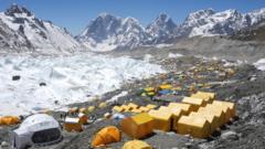 बरफको ढिस्कोले छेक्यो सगरमाथा चढ्ने बाटो, विकल्प के छन्