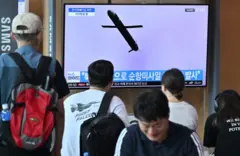 북한 순항미사일 발사 뉴스를 시청하는 사람들