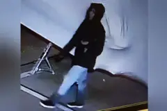 Imagem de câmera de segurança mostra Vitória usando jeans e casaco de frio preto com capuz, e calçando um tênis preto com solado branco