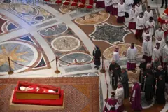 A freira e da procissão de religiosos diante do caixão do papa Francisco