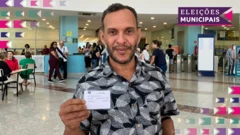 Um homem, Diogo Viroli, segura seu títulojogar bingo online gratiseleitor enquanto posa para o retratojogar bingo online gratisfrente a um localjogar bingo online gratisvotaçãojogar bingo online gratisSão Paulo