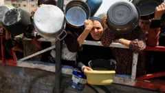 Ljudi u redu za hranu u gradu Gazi 22. jula 2025.