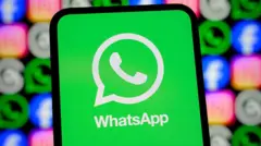 El logotipo de WhatsApp aparece en la pantalla de un teléfono inteligente, junto a los logotipos de las aplicaciones de Meta: Facebook, Instagram y Threads.