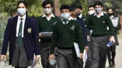 சிபிஎஸ்இ: பள்ளிக்கு செல்லாமல் பயிற்சி வகுப்புகளுக்கு மட்டும் செல்லும் பிளஸ் 1, பிளஸ் 2 மாணவர்கள் - ஆய்வில் அதிர்ச்சி