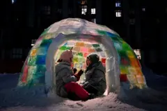 Діти сидять в іглу