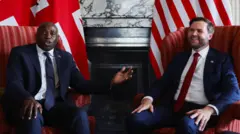 Deeviid Laamii kan suufii uffatachuun kaaraavaata cuquliisa hidhatan yoo ta'an JD Vaansii ammoo suufii cuquliisaa fi karavaataa diimaa hidhataniidha. 
