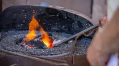 په توره کوره یا داش کې د سکرو اور لګېدلی او د اوسپنې سیخ پکې سور کېدو ته ایښودل شوی دی.‌