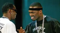 Sean 'Diddy' Combs na Curtis James Jackson '50 Cent' mu myaka ya za 2000 ubwo bombi bari ibihangange muri Hip-hop ari na ho amahari yabo yatangiriye