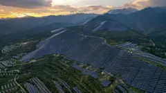 Sob um céu dramático, fileiras de painéis solares fotovoltaicos azuis estão organizadas de forma ordenada na principal base de Tecnologia Fotovoltaica em Yuncheng, na província de Shanxi, China.