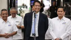 Menteri Keuangan Purbaya Yudhi Sadewa (tengah) didampingi Wakil Menteri Keuangan Suahasil Nazara (kiri) dan Thomas A. M. Djiwandono (kanan) menyampaikan keterangan pers di Kantor Kementerian Keuangan, Jakarta, Senin (8/9/2025).