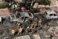 يقوم المسعفون بتقييم الأضرار الناجمة عن غارة إيرانية على بيتاح تكفا في 31 مارس