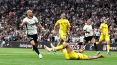 Golü atan Cerny ve diğer dört futbolcu topu izliyor, rakip takımdan bir oyuncu Cerny'nin önünde topu engelleme umuduyla yere yatmış fakat gözleriyle endişeli bir şekilde kaleye süzülen topu izliyor