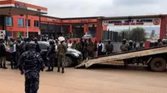 Umuvugizi w’igipolisi avuga ko cafashe ingingo yo kugota ibiro vy'umugambwe National Unity Platform mu kwicungera imbere y’imyiyerekano itegekanijwe ejo ku wa kabiri.