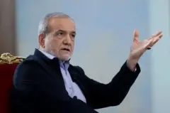 پزشکیان خپل چپ لاس د خبرو پرمهال د اشاره په توګه مخامخ نیولی دی.