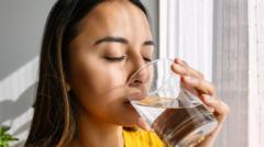 सुबह-सुबह गर्म पानी पीना क्या सच में सेहत के लिए फ़ायदेमंद है