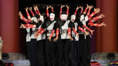 Artistas surcoreanos actúan en el escenario durante un evento de cuenta regresiva de Nochevieja en el pabellón Bosingak en Seúl, Corea del Sur, el 31 de diciembre de 2025. Según el zodíaco chino, 2026 es el Año del Caballo Rojo.