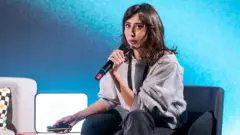 چچیلیا سالا در حال مصاحبه تلویزیونی