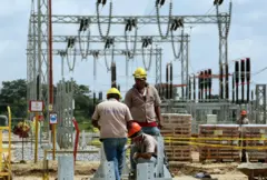 Empleados de la compañía eléctrica nacional de Venezuela aparecen en una fotografía dentro de una central eléctrica en San Fernando de Apure.